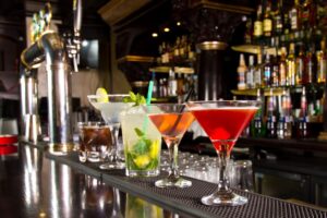 Read more about the article 20 Best Drinks To Order At A Bar For A Woman 2024