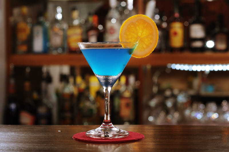 You are currently viewing 25 Simple & Classic Drinks To Order At a Bar