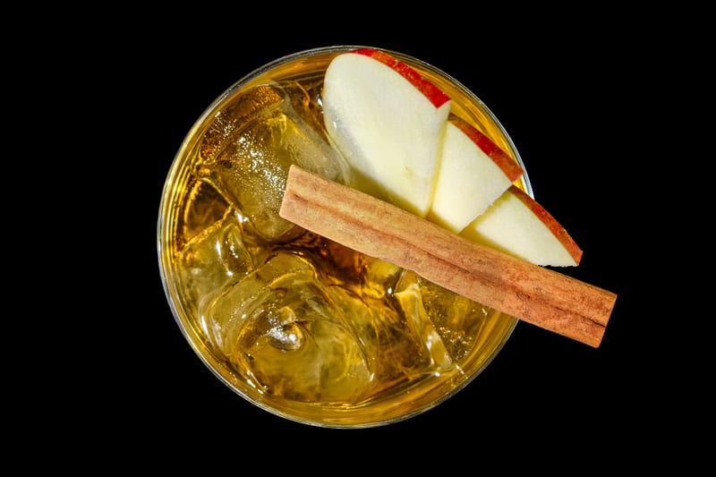 You are currently viewing What Alcohol Goes With Apple Juice: 15 Best Mixed Drinks